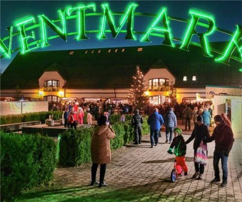 Ein stimmungsvolles Bild offenbart sich beim Blick auf den Mettenheimer Adventsmarkt unterm Himmelszelt. Heute öffnet der Markt um 16 Uhr für die Besucher. Foto Kretschko