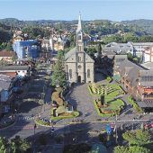 Christkindlmarkt und Maibaum in Brasilien