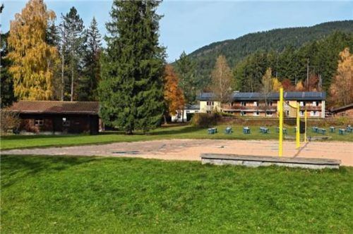 Ein Vorbescheid für zwei Unterkunftsgebäude (im linken Bereich) beim Bayerischen Landessportverband in Holzen wurde in der Inzeller Gemeinderatssitzung behandelt. Foto Wegscheider