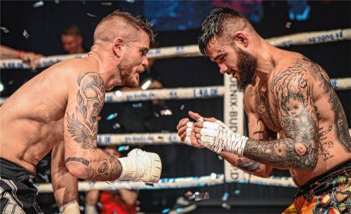 Ein Zeichen des Respekts: Weltmeister Mario Kornhass (links) und Europameister Madalin Craciunica nach dem Kampf im Ring auf Knien.Foto Marko Aleksic