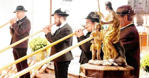 Eindrücke von der Hubertusmesse in der Pfarrkirche von Aschau mit den Alphornbläsern. Foto  Hötzelsperger