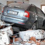 Spektakulärer Unfall: Auto hebt ab und landet in Garage