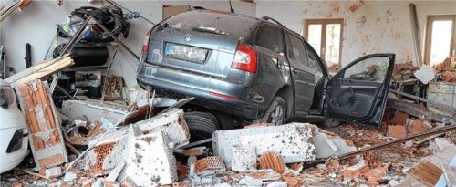 Eine 77-jährige Frau hatte die Kontrolle über ihr Auto verloren und war in eine Garage gekracht. Foto fib/Eß