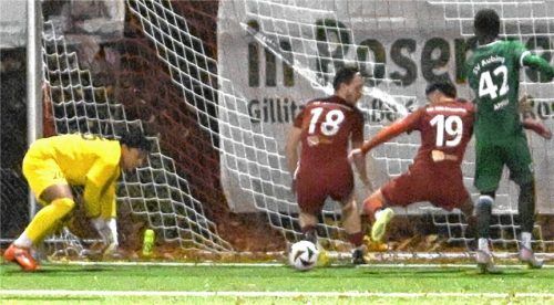 Eine der guten Rosenheimer Chancen zu Beginn des zweiten Durchgangs: Leon Tutic und Leonardo Papapicco verpassten kurz vor der Torlinie.Foto Hans-Jürgen Ziegler