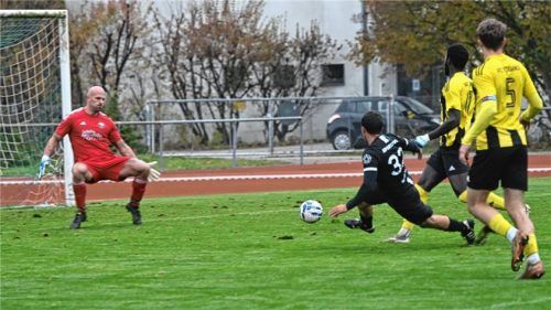 Eine der guten Sportbund-Chancen im Heimspiel gegen den FC Töging, aber Omer Jahic scheitert in dieser Szene.Foto Franz Ruprecht