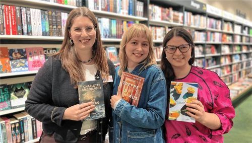 Eine „erlesene“ Auswahl: Viktoria Wirth, Jule Lange und Maria Hausberger haben beim Weinleseabend in der Buchhandlung Rupprecht in Rosenheim ihre Lieblingsbücher vorgestellt. Foto Patricia Huber