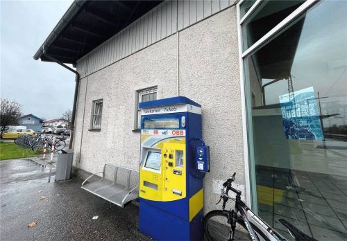 Eine Fahrkartenausgabe muss reichen, sagt die Regiobahn. Da die Anschaffung eines zweiten Automaten sehr teuerkäme, hat der Gemeinderat in seiner jüngsten Sitzung beschlossen, davon abzusehen.Foto kirchner