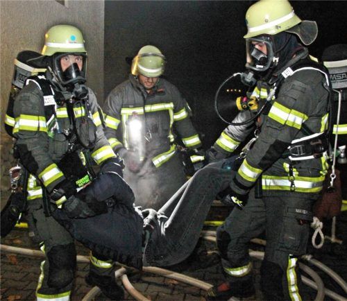 Eine Frau wird von Feuerwehrleuten aus dem Haus gerettet. Fotos Binder