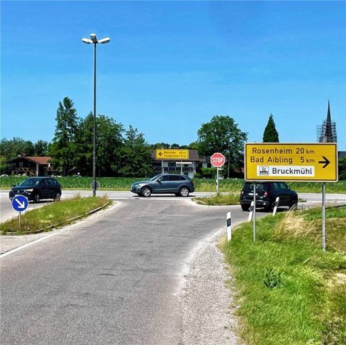 Eine Kreisverkehrslösung soll mittelfristig dafür sorgen, dass der Unfallschwerpunkt Staatsstraße 2078/Kreisstraße RO8 deutlich entschärft wird. Fotos neuwirth