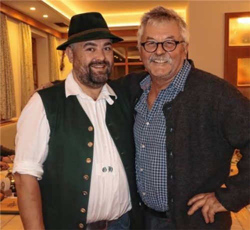 Eine langjährige Freundschaft wurde durch eine Patenschaft besiegelt: Zweiter Vorsitzender der Oldtimerfreunde Au-Kematen-Dettendorf, Georg Heiß (links), und der Vorsitzende der Oldtimerfreunde Miesbach, Erhard Pohl.Foto strim