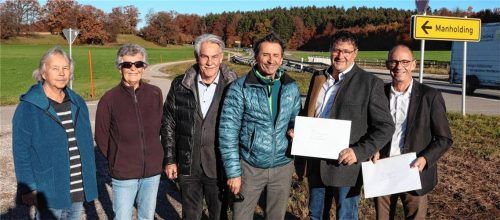 Eine Liste mit 40 Unterschriften von Manholdinger Bürgern überreichten (von links) Susi Hagen und Ingrid Kern-Minkwitz aus Manholding sowie Peter Neubauer und Stephan Scholz von der Bürgerinitiative für mehr Verkehrssicherheit in Sondermoning an die Bürgermeister Toni Wimmer und Stefan Reichelt. Foto Volk