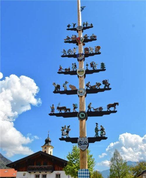 Eine Prüfung hat ergeben, dass der Schlechinger Maibaum voraussichtlich bis 2027 stehen bleiben darf. Foto wunderlich