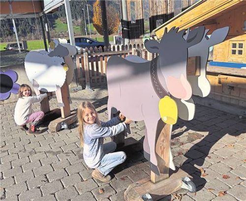 Eine Runde am Kuhmodell melken: Das macht den kleinen Gästen der Erlebnis-Sennerei genauso viel Spaß wie die Tour. Fotos Erlebnissennerei Zillertal, Julitta Ammerschläger, Mia alpina