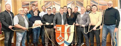 Eine Seilschaft für Vogtareuth bilden die Gemeinderatskandidaten um Hans Bürger-Schuster (Mitte, mit dem Ortswappen).Foto re