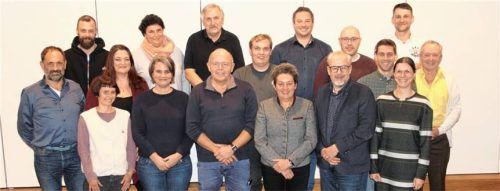 Eine starke Mannschaft stellt sich auf der SPD-Liste der Kieferer Kommunalwahl auf: (vorne von links) Hannah Debour, Anna Klein, Bürgermeisterkandidat Ralf Wieser, Kreisvorsitzende Alexandra Burgmaier, Dominik Schirmer und Lisa Klopfer; (mittlere Reihe von links) Jochen Schlünder, Kathrin Daph, Felix Mayerl, Georg Fuchs und Roland Schmidt sowie (hintere Reihe von links) Patrick Schulz, Kathrin Weidenfelder, Hans Hanusch, Christian Löffler, Florian Wieser und Maximilian Klopfer. Foto SPD Kiefersfelden