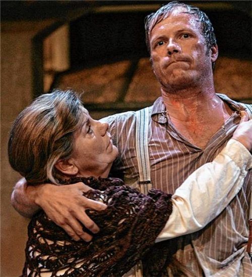 Eine Szene aus dem Komödienstadel „Der Prämienstier“ mit Magd Walli (Marianne Rappenglück) und Rossknecht Toni (Lance Gira). Foto BR/Sessner