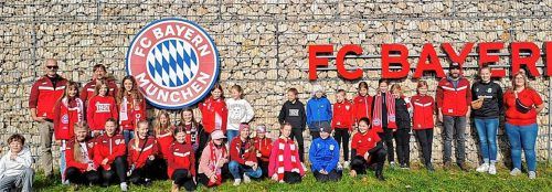 Einen ganz besonderen Tag erlebten die E-Juniorinnen am FC-Bayern-Campus beim Bundesligaspiel gegen Essen. Als Einlaufkinder begleiteten sie ihre Idole auf den Platz. Foto Unterforsthuber