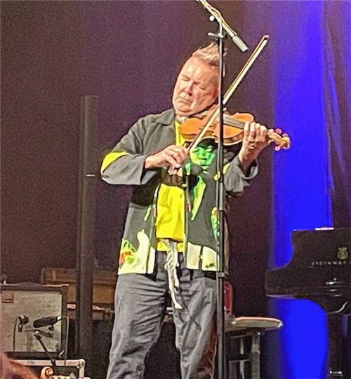 Einen Mix aus Klassik, Klezmer, Sinti, Jazz, Film- und Pop präsentierte Star-Geiger Nigel Kennedy im Kuko.Foto  Kirchner