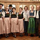 Neue Ehrennadeln für Trachtenverein