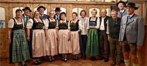 Einige der Teilnehmer des Ehrenabends des Trachtenvereins Alt Rosenheim im Happinger Hof.Foto Ertl