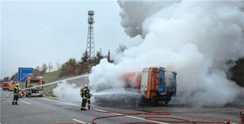 Einsatz bei einem Lkw-Brand auf der A94 bei Ampfing. Foto fib