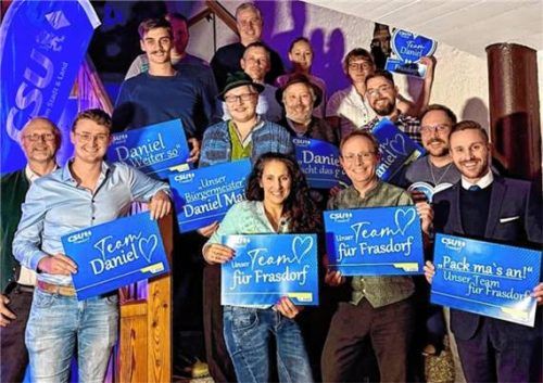 Einstimmig wurden alle Gemeinderatskandidaten nominiert. Auch Bürgermeister Daniel Mair (untere Reihe, Dritter von rechts) tritt wieder an. Rechts: Landtagsabgeordneter Daniel Artmann. Foto re