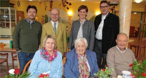 Elisabeth Purreiter (vorne Mitte) mit ihren Angehörigen und Gratulanten. Im Bild hinten (von links) Daniel Ascher, Pfarrer Josef Kriechbaumer, Isens Bürgermeisterin Irmgard Hibler und Landrat Martin Bayerstorfer. Sitzend: Karin Ascher und Dr. Siegfried Ascher (rechts). Foto dinger