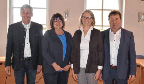 Elisabeth Simböck (Zweite von rechts) ist die neue Schulleiterin an der Grundschule Polling und wurde von Bürgermeister Lorenz Kronberger (rechts im Bild) und seinem Stellvertreter Andreas Maierhofer (links im Bild) gemeinsam mit Schulrätin Beate Waldinger willkommen geheißen. Foto wagner