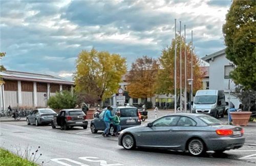Elterntaxis im Halteverbot vor der Franziska-Hager-Grundschule in Prien. Foto Nägele