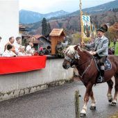 <p>Engelbert Dialler eröffnet als Vorreiter auf einem Kaltbluthengst die Leonhardiwallfahrt in Lippertskirchen.</p>