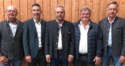 Entschlossene Mienen vor der Generalversammlung: der Vorstand der IG „Rettet die RSA-Bank“ mit (von links) Schatzmeister Franz Sanftl, Alt-Bürgermeister von Albaching und ehemaligem Aufsichtsratsvorsitzenden, stellvertretendem Vorsitzenden Thomas Weber, Bürgermeister von Soyen, Vorsitzendem Sebastian Linner, Rathauschef von Rechtmehring, stellvertretendem Vorsitzenden Rudolf Schreyer, Bürgermeister von Albaching, und Schriftführer Karl Fischberger, ehemaligem Aufsichtsrat und Alt-Bürgermeister vonSoyen. Foto Duczek
