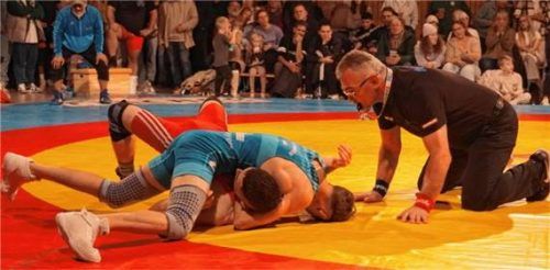 Er konnte in Trostberg mit zwei Siegen überzeugen: Abobaker Wazir (blaues Trikot). Kampfrichter Petar Stefanov klatschte ab.Foto Wittenzellner