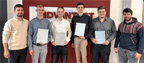 Erfolg bei Advantest: Matthias Pfeilstetter (Ausbildungsleiter), Johannes Köttner, Alexander Schnorpfeil, Vincent Pichler, Raffael Röder und Dominik Pendi (von links).
