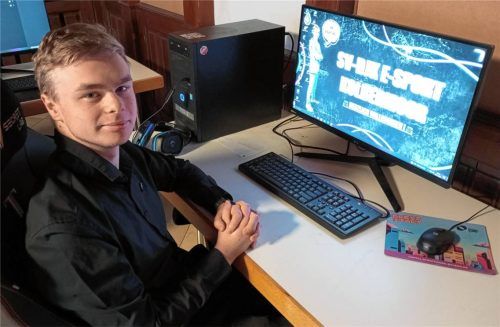 Erhofft sich durch die Roadshow „Next Stop: E-Sport“ noch mehr Verständnis und Akzeptanz fürs Thema E-Sport: Maximilian Walbert (21), Leiter der E-Sport-Abteilung des SV-DJK Kolbermoor. Foto Weinzierl