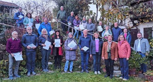 Erinnerungsfoto von der Preisverleihung in Nöstlbach bei Pittenhart: (von rechts) Markus Breier, Birgit Furtner (auf der Treppe), Petra Seewald, Maria Wegerer und anschließend die Hausherren Maria und Albert Schuster.Foto Künzner-Hingerl