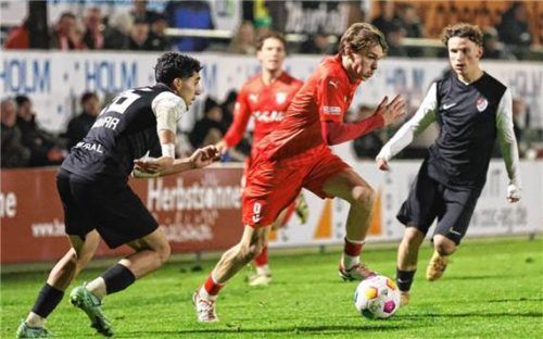Erlbachs Tobias Duxner setzt sich hier gegen zwei Spieler von Türkgücü München durch.Foto Gabi ZUcker