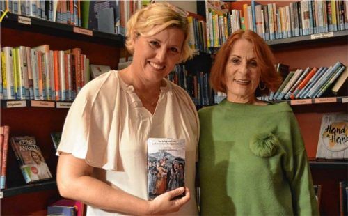 Erzählungen von damals: Angeline Bauer (rechts) hatte die Idee für das Buch. Unter anderem mit Sandra Altmann schrieben insgesamt sieben Autoren historische Erzählungen und Geschichten. Foto Eder
