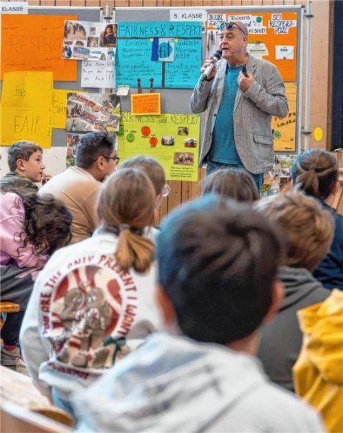 Erziehungswissenschaftler Thomas Sonnenburg spricht bei der Abschlussveranstaltung der Projektwoche vor den Schülern der Justus-von-Liebig-Schule. Foto Müller/SamPlay