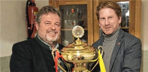 Es geht um den Pokal des Bürgermeisters Josef Grundner (rechts), und Manfred Lutz von den Altschützen Ampfing hofft als Ausrichter auf viele Teilnehmer.Foto  Stettner