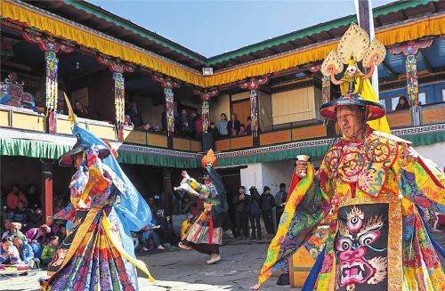 Es wird gefeiert: der erste Schluck des neuen Beaujolais nördlich von Lyon (l.) und das farbenfrohe Mani-Rimdu-Fest in Nepal (gr. F.). Fotos Kunth Verlag/Mairdumont, Imago/Blickwinkel/Michael Matthey/Christian Heeb/Depositphotos/ANP/NewsLicensing/abacapress