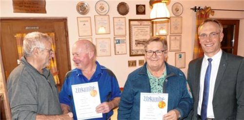 EV-Vorsitzender Peter Riener ehrte die langjährigen Mitglieder Jakob Spierer und Albert Lehner. Bürgermeister Robert Pötzsch gratulierte ebenfalls (von links). Foto bachmaier