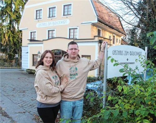 Eva und Christoph Stangl sind die neuen Pächter des Gasthauses „Zum Bruckwirt“ in Isen. Foto Dinger
