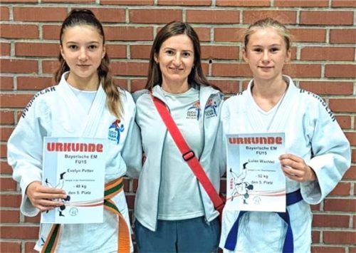 Evelyn Petter (links) und Luise Wachtel (rechts) zusammen mit Trainerin Anamaria Budiu.Foto KSV Bad Aibling