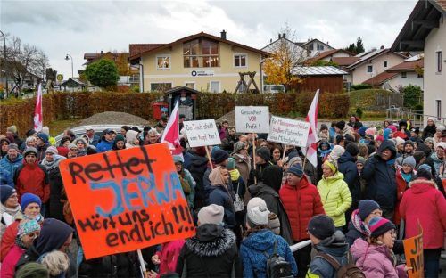 Existenzen bedroht, von der Politik wird Rückgrat gefordert: Demo in Vogtareuth gegen die Teilschließung der dortigen Schön-Klinik.Foto peter Huber