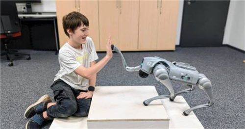 Fabian aus Burghausen machte beim MINT-Tag Bekanntschaft mit einem Roboterhund. Foto Arno Bücken