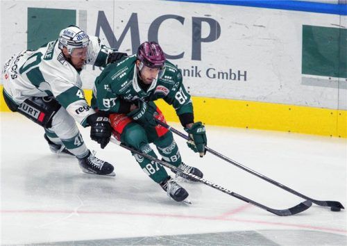 Fabian Dietz auf dem Vormarsch: Der Flügelstürmer holte mit den Starbulls Rosenheimeinen Heimsieg gegen die Bietigheim Steelers.Foto Christian Mühlhofer