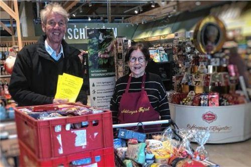 Felix Schwaller und Heidi Benda nehmen am Prechtl-Eingang Spenden für die Tafel entgegen. Foto Bettinger