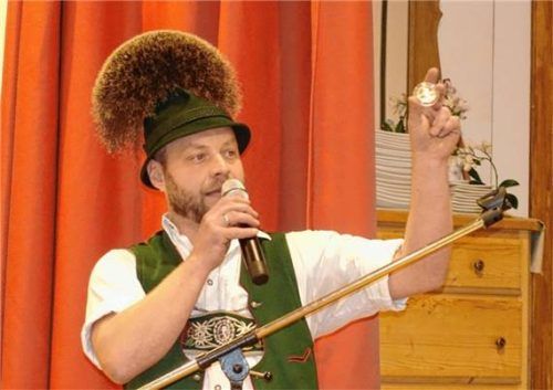 Festleiter Sepp Bauer bei der Vorstellung des Jubiläumstalers vom Chiemgau-Alpenverband.