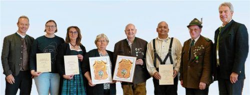 Flankiert von den Bürgermeistern Anton Baumgartner (links) und Bernhard Hainz (rechts) freuen sich (ab Zweite von links) Karolin Stöger, Monika Behrendt, Rosi Bauer, Kai Pfaffelhuber und Jürgen Dettelbacher über die Ehrungen, die von Gauschriftführer Sebastian Esterlechner vom Schützengau Chiemgau-Prien überreicht wurden. Foto wastl
