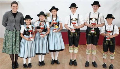 Fleißiger Trachtlernachwuchs: (von links) Zweite Jugendleiterin Magdalena Zangl mit Fini Mayer, Anna Schlaipfer, Regina Loy, Leonhard Fürst, Martin Widmann und Severin Stephan. Foto loferer